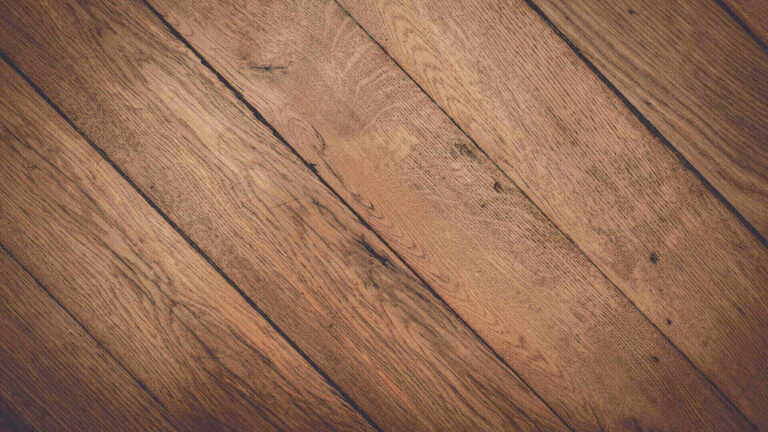 Jak dbać o drewnianą podłogę z czarnymi słojami?