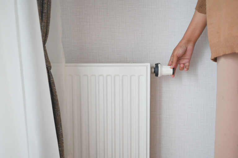 czym zasłonić kaloryfer w jasnym pokoju